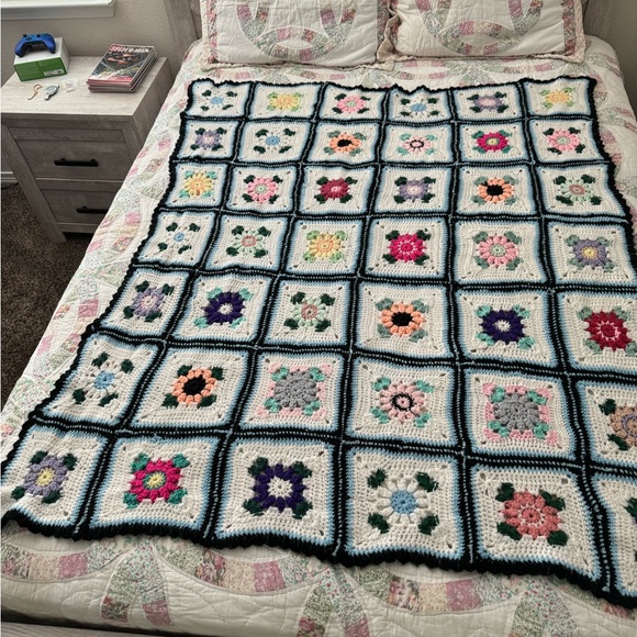 Vintage Handmade Crochet Granny Square Blanket 61"x50" Floral Pattern Pastel Col - Picture 3 of 4